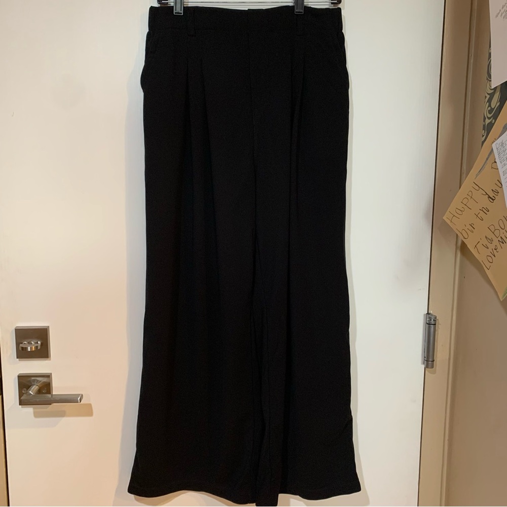 HALARA Women’s VIRAL NWOT LP High Waist Black Waffle Pants w elastic waistband.